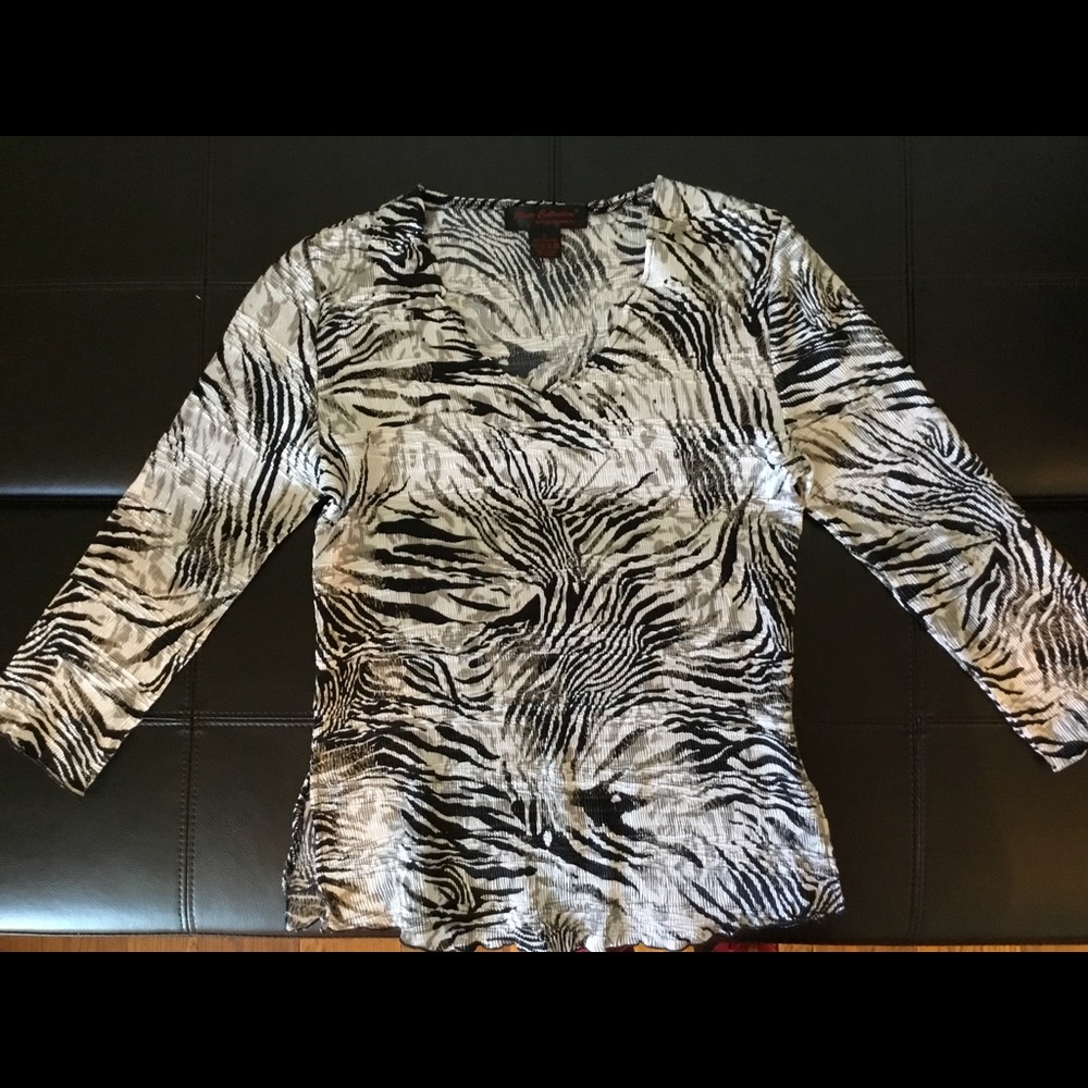 White black gray pull over V-neck shirt